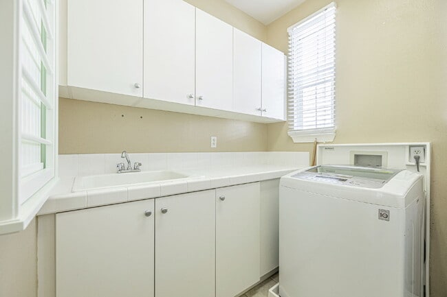 Building Photo - Refined Living in the Heart of Valencia