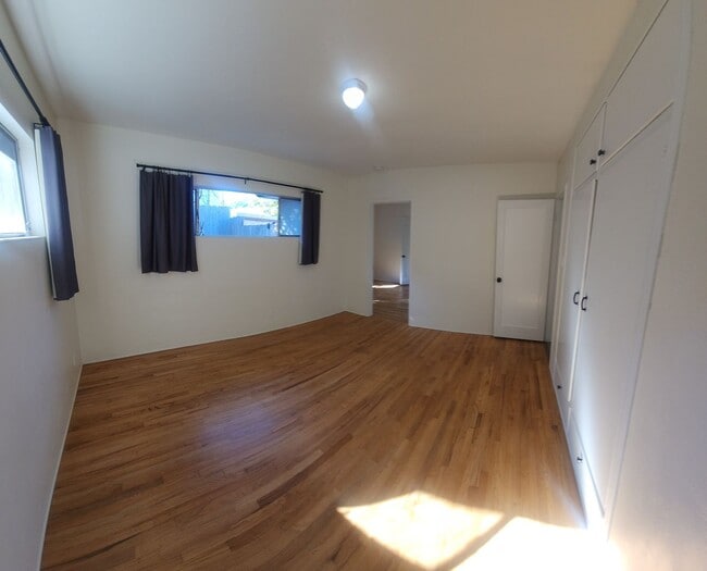 Building Photo - Well maintained 5 bedroom 2 bath with garage