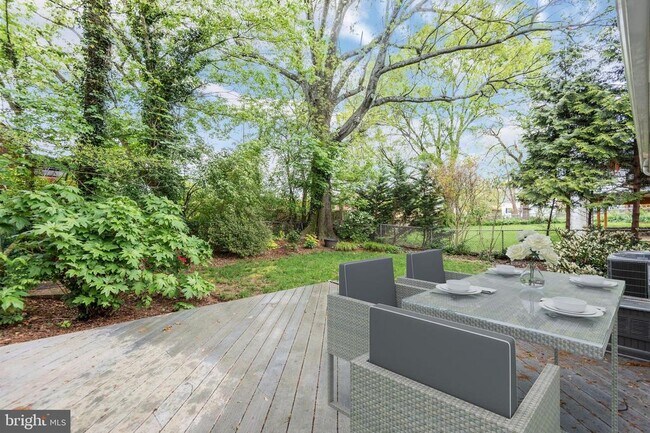 Building Photo - 710 N Buchanan St