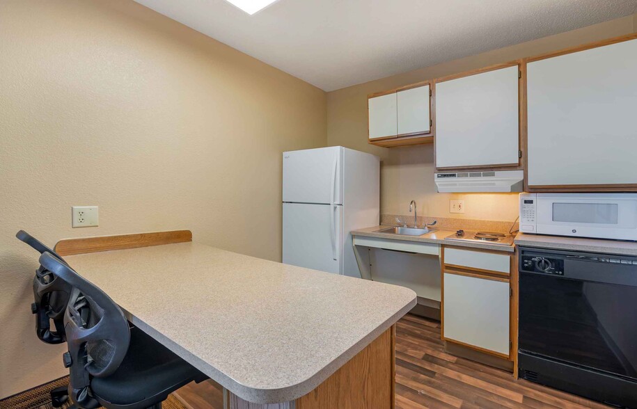 Building Photo - Furnished Studio-Cincinnati - Blue Ash -Re...