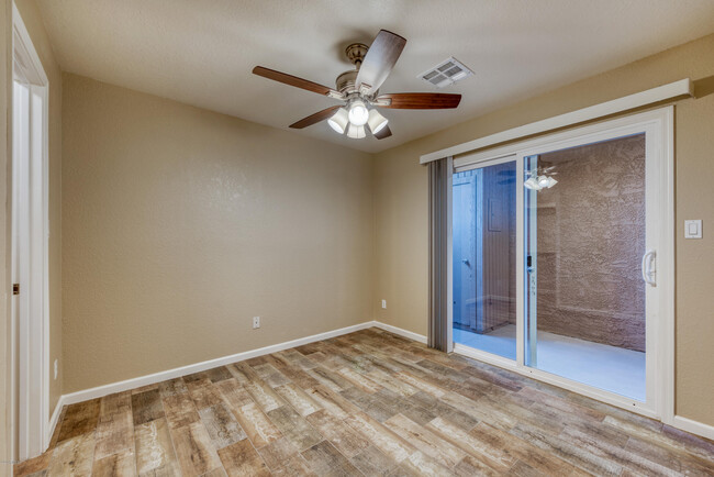 Building Photo - 520 W Tonopah Dr
