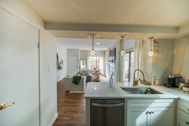 Building Photo - 1829 Augusta Dr