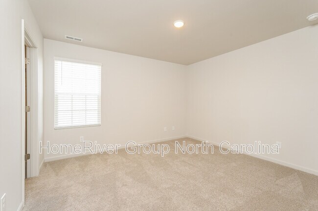 Building Photo - 2814 Carrollwood Dr