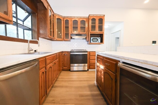 Building Photo - 205 Lake Placid Dr