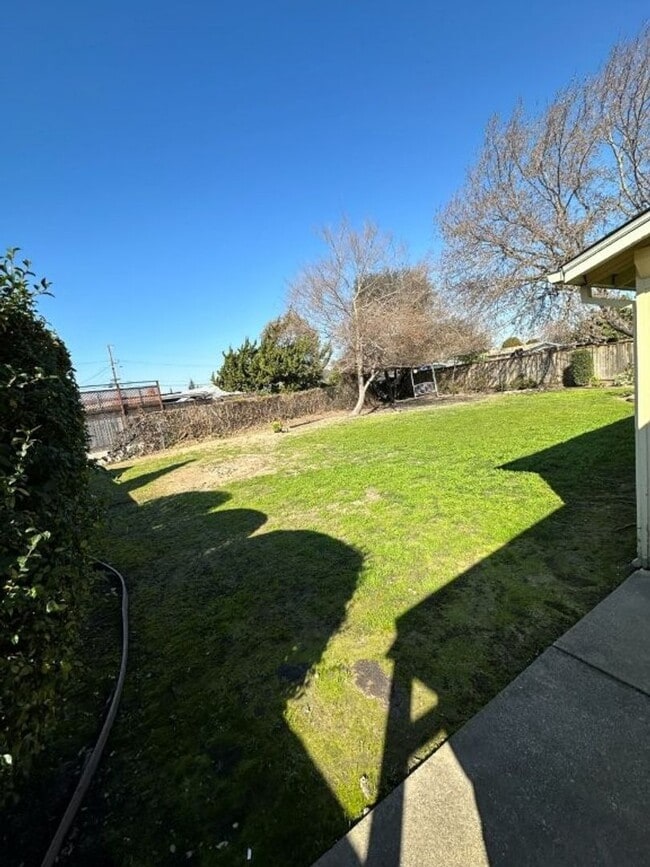 Building Photo - Nor Cal Realty Inc, 3 BD 2 BTH house with 2 car garage