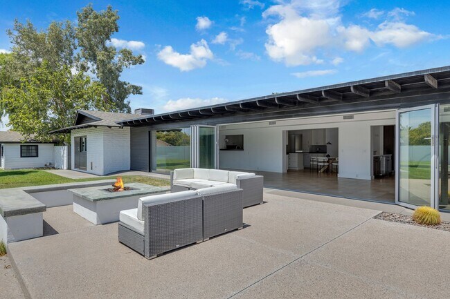 Building Photo - Mid-century modern home in Arcadia with pr...