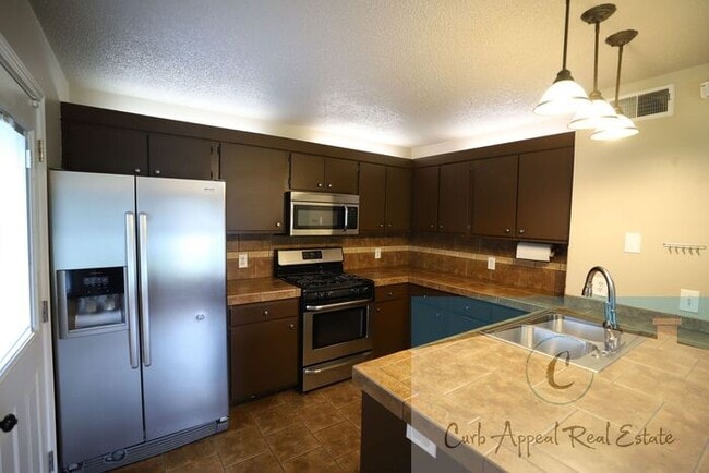 Building Photo - Beautiful 2 bedroom / 2 bath home with a fenced in yard!!