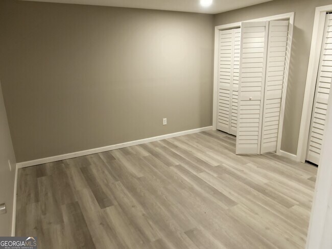 Building Photo - 4901 Planters Walk