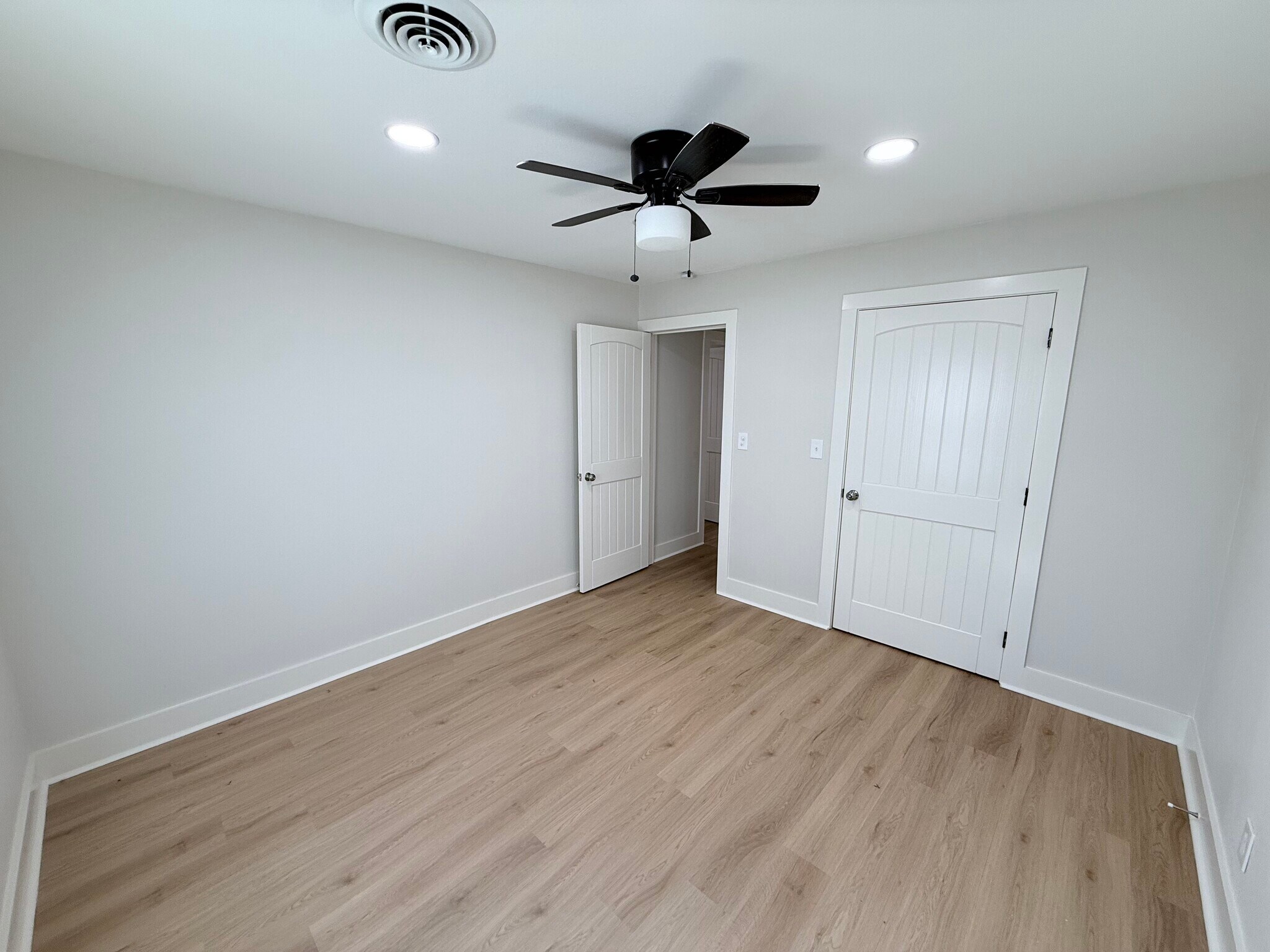 Building Photo - 414 12th St SE