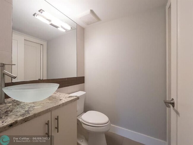 Building Photo - 64 Isle of Venice Dr