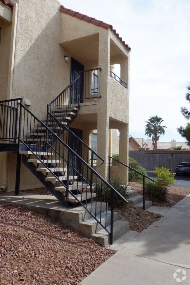 Building Photo - Two Bedroom Upstairs Condo Located in Hend...