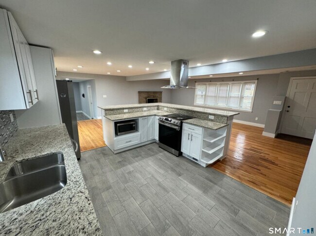 Building Photo - 16 Wedgewood Dr