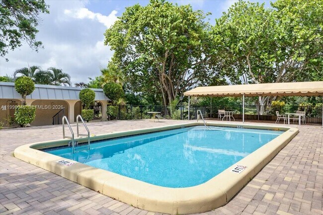 Building Photo - 6001 N Falls Cir Dr