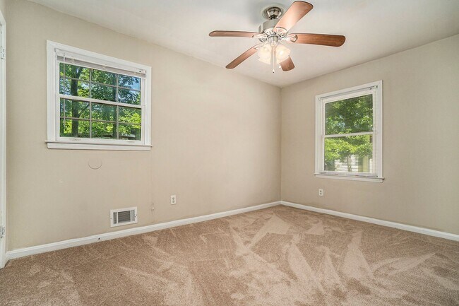 Building Photo - Large 4 Bedroom 3 Bath Home