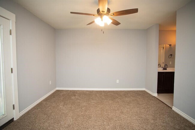 Building Photo - 5821 W Sunforest Dr