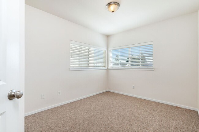 Building Photo - 1213 Townhomes