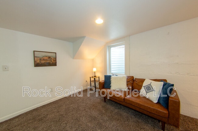 Building Photo - 516 E 6th St