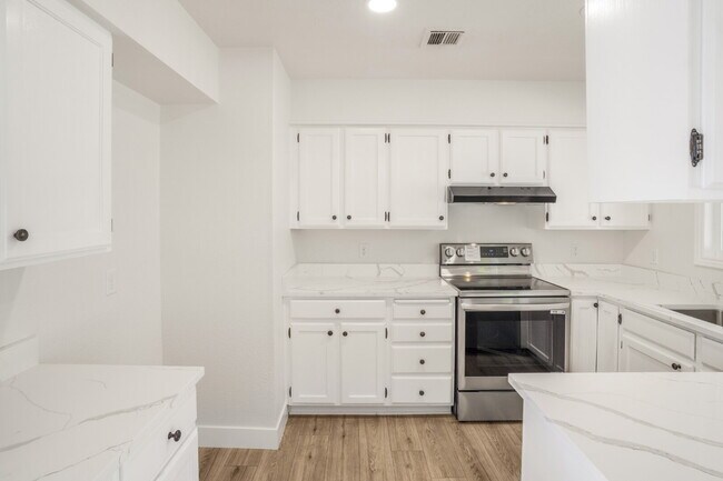 Building Photo - "Charming Newly Remodeled 4-Bed Oasis Touc...