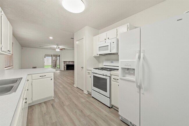 Building Photo - 5425 Yale Dr