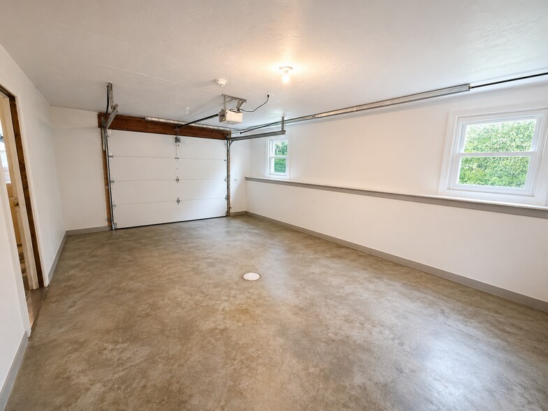 Building Photo - 35 Dike Dr