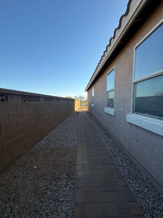 Building Photo - 4 Bedroom 2 Bath with Den in Canyon Trails