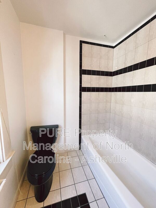 Building Photo - 114 Hillside St