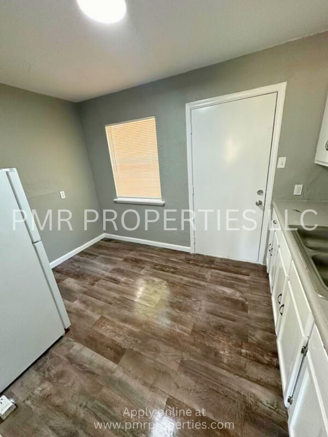 Building Photo - 2 Bedrooms / 1 Bathroom House