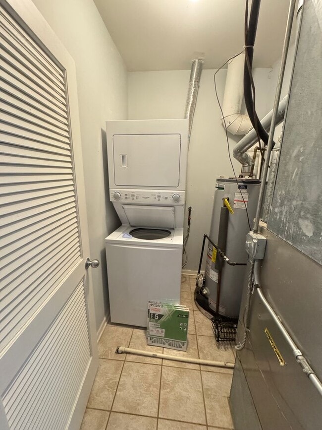 Building Photo - Bright & Spacious 2 Bed / 2 Bath Condo with Hardwood Floors, Granite Kitchen & Walk-In Closets