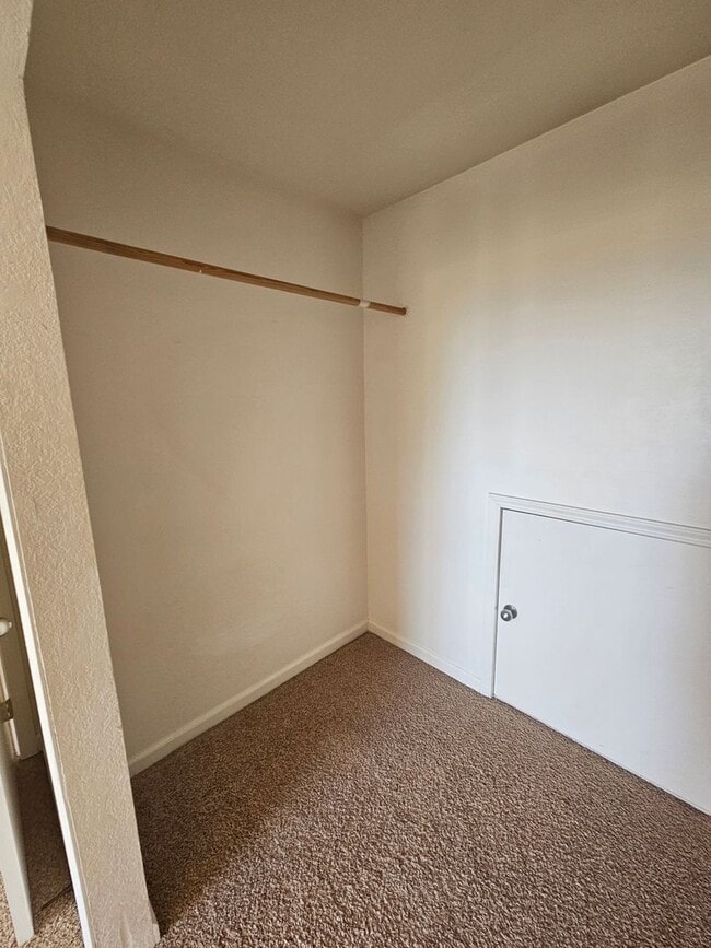 Building Photo - 19055 Ravenhill Rd