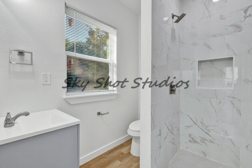 Building Photo - 326 W Rainey St