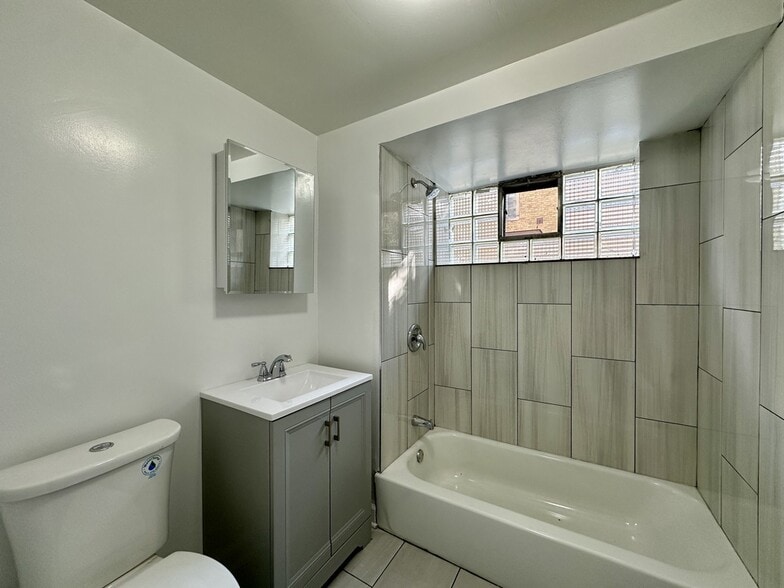 Building Photo - 6719 N California Ave