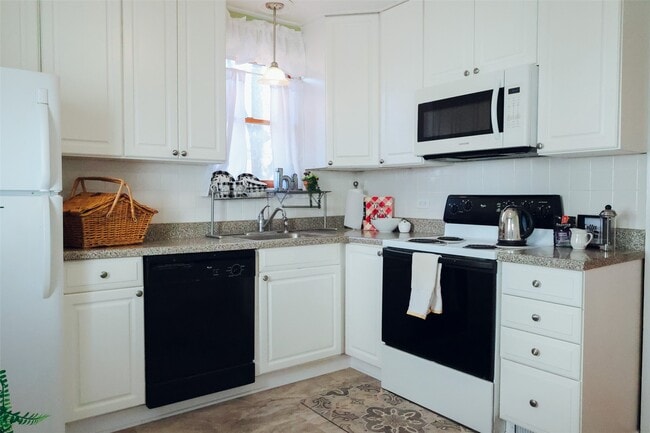 Building Photo - 2627 Louis Ave