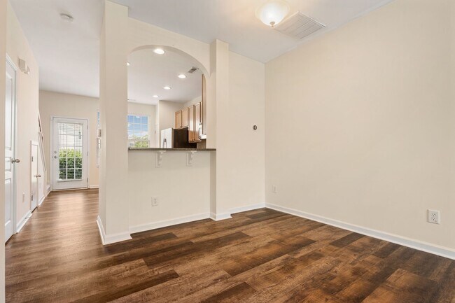 Building Photo - Excellent 2 BR Townhome close to Downtown Raleigh.  Available now!