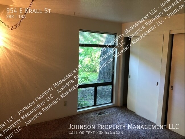 Building Photo - 954 E Krall St