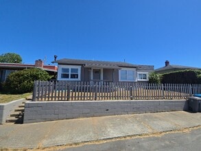 Building Photo - Custom 3BD/2BA Home in Eureka!