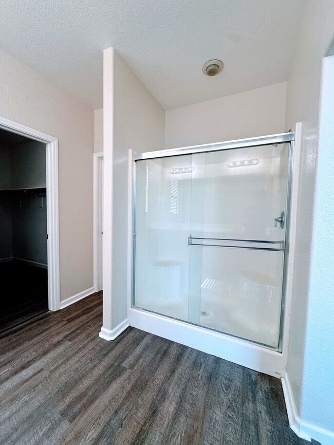 Building Photo - !!Get $500 OFF!! 3BR SFR w/ Tandem Garage & Fenced Yard near Boxwood St