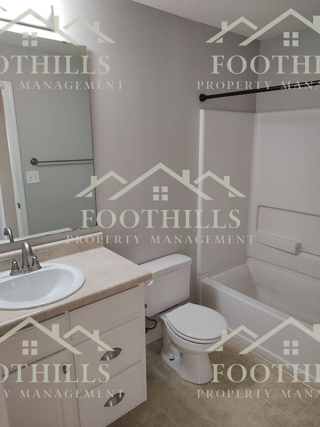 Building Photo - 213 Lookover Dr