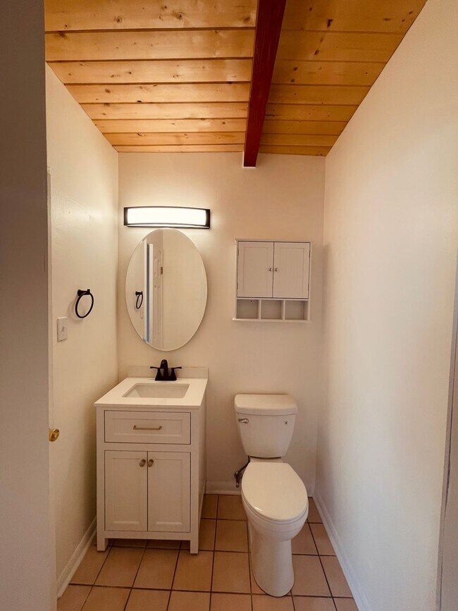 Building Photo - quiet triplex Near   UNM's  medical/law campus