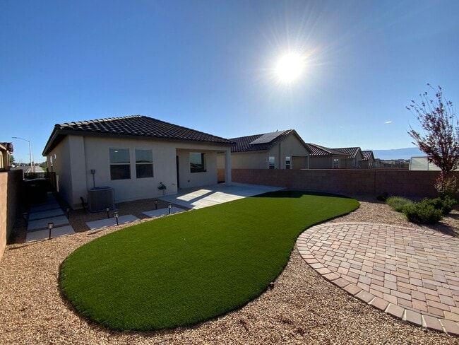 Building Photo - 3 Bedroom Single Story Home Available Near...