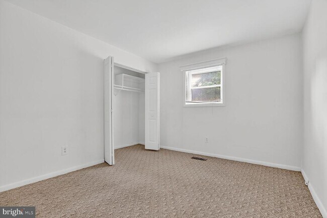 Building Photo - 5 Warren Lodge Ct
