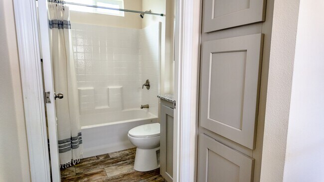 Building Photo - Newer West Sac Home