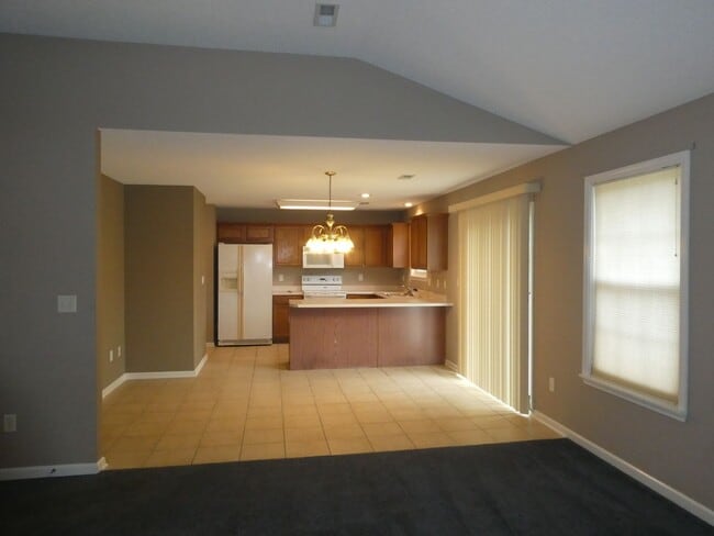 Building Photo - 3 Bedroom 2 Bath Home in Seven Oaks Neighborhood