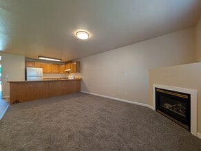 Building Photo - 3 bdrm/2 bthrm Duplex with Single Car Gara...