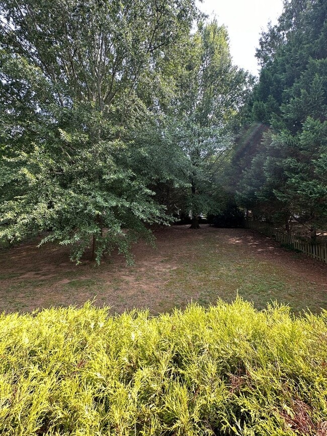 Building Photo - AVAILABLE AUGUST 23.  Spacious 5BR Home in...