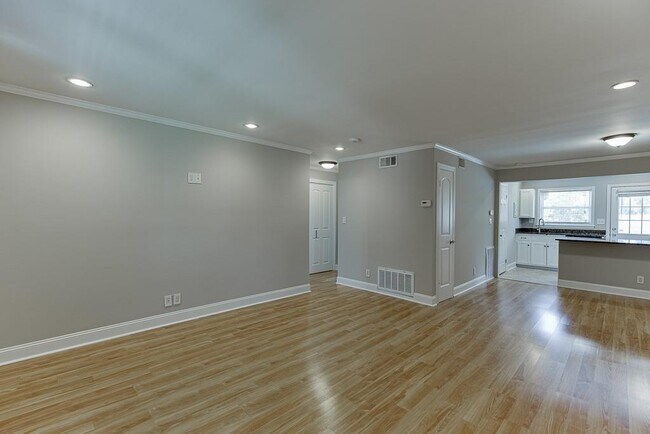 Building Photo - 4282 Roswell Rd NE