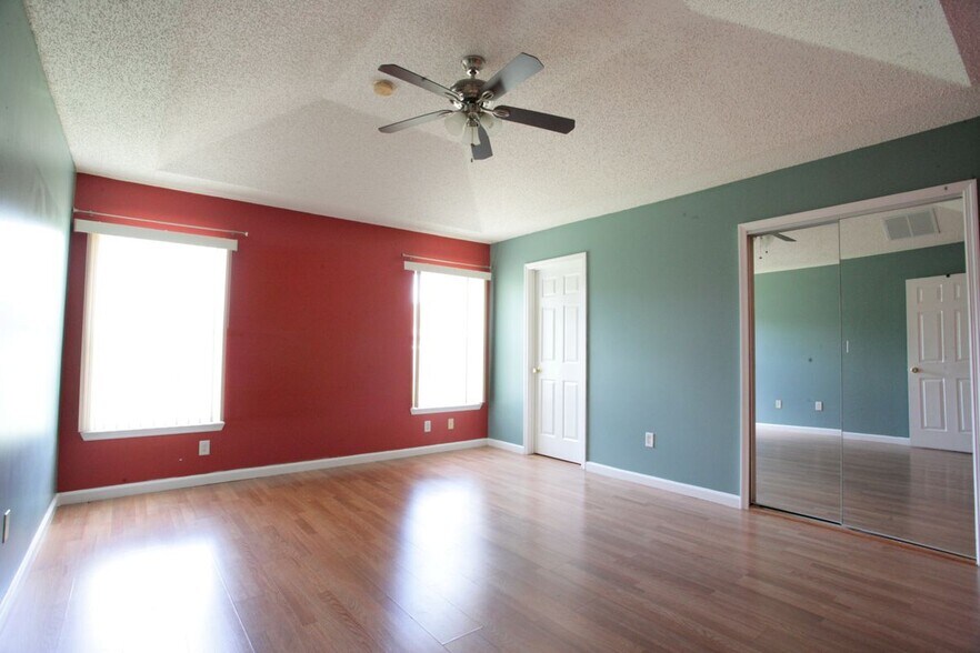 Building Photo - 8452 Stelling Dr S