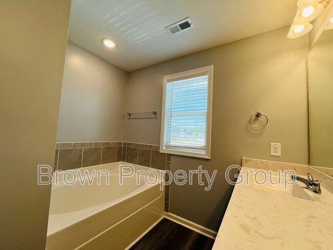 Building Photo - 2165 Stonewash Dr