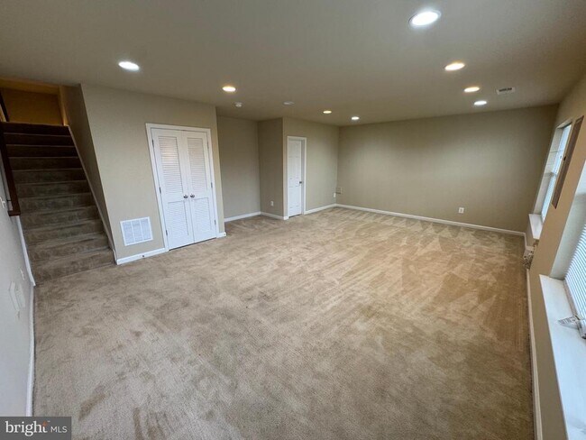 Building Photo - 105 Domino Ct