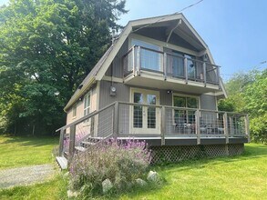 Building Photo - Nicely Maintained Clinton Home with Upgrades and Fenced Yard!