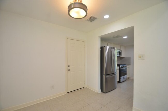 Building Photo - 2618 Foliage Green Dr